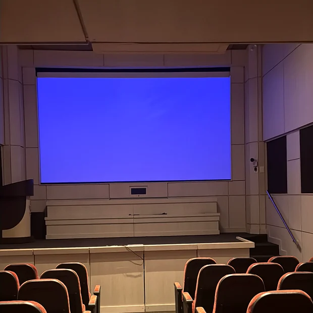 Auditório com tela de projeção