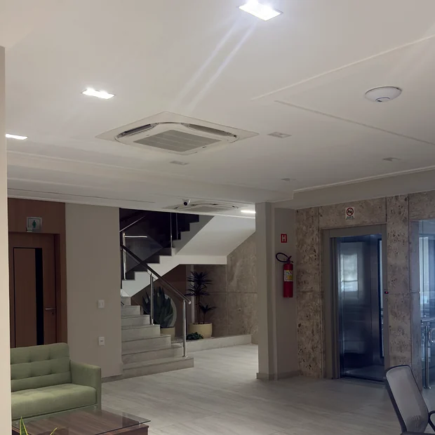Hall com escada e paisagismo interno