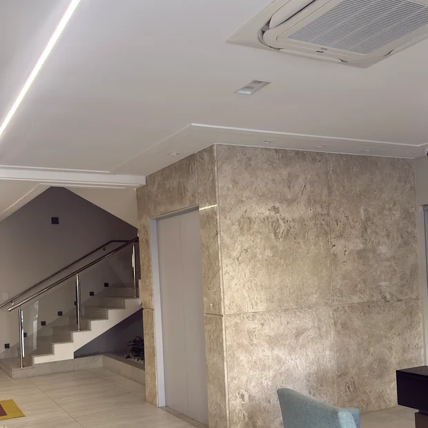 Hall com parede revestida em mármore