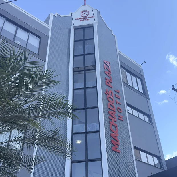Fachada do Machado's Plaza Hotel
